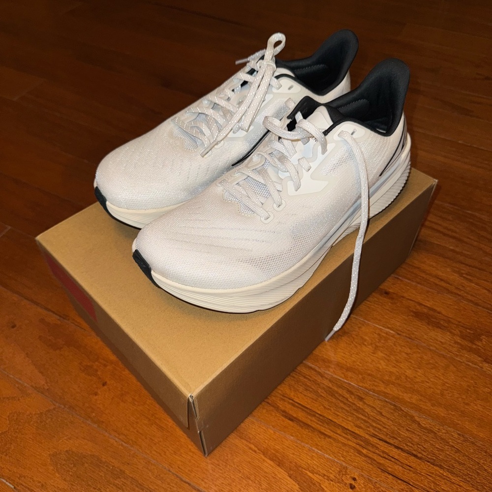 Women’s White Altra Experience Flow Shoes